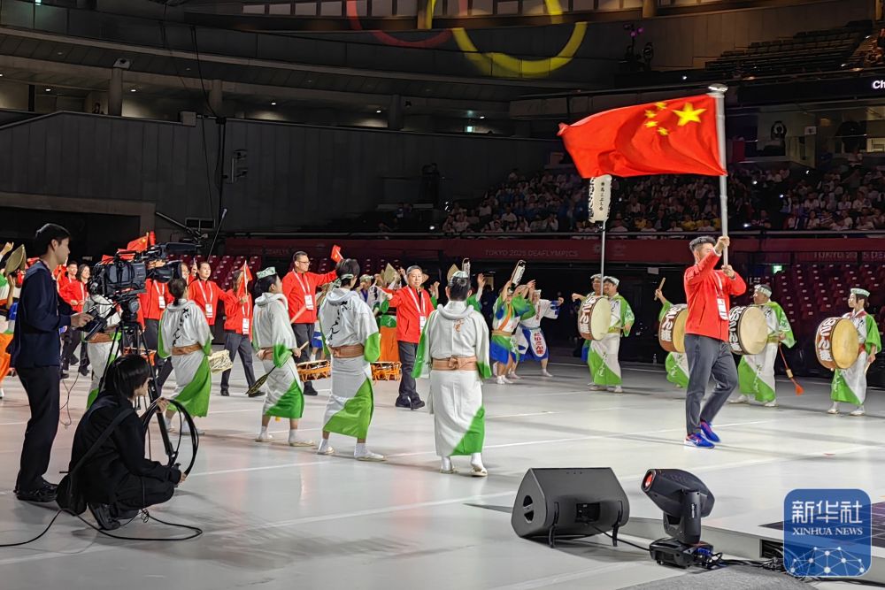 图为中国体育代表团在开幕式上入场